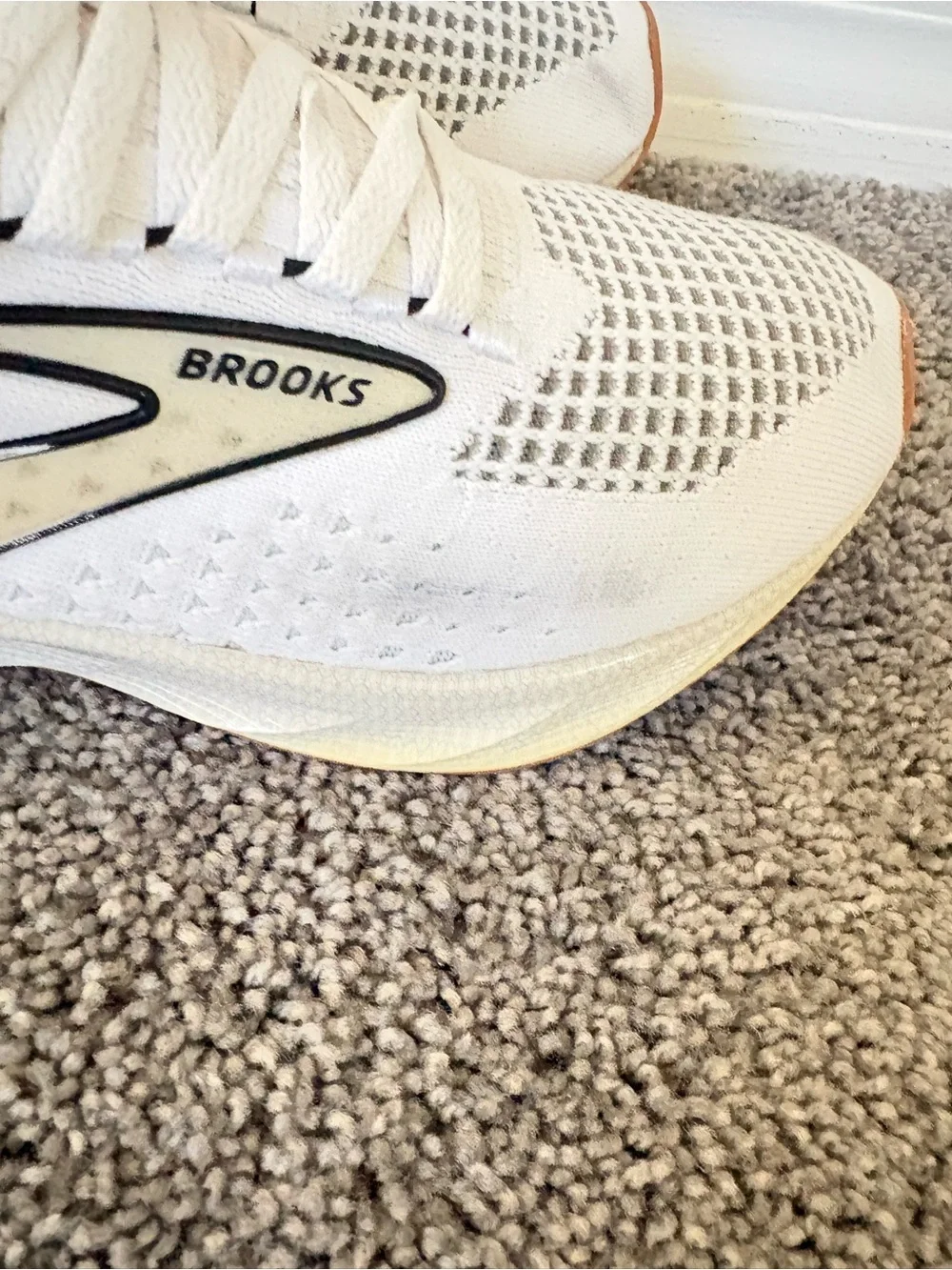 Brooks Levitate 6 Size 6 - Picture 4 of 13